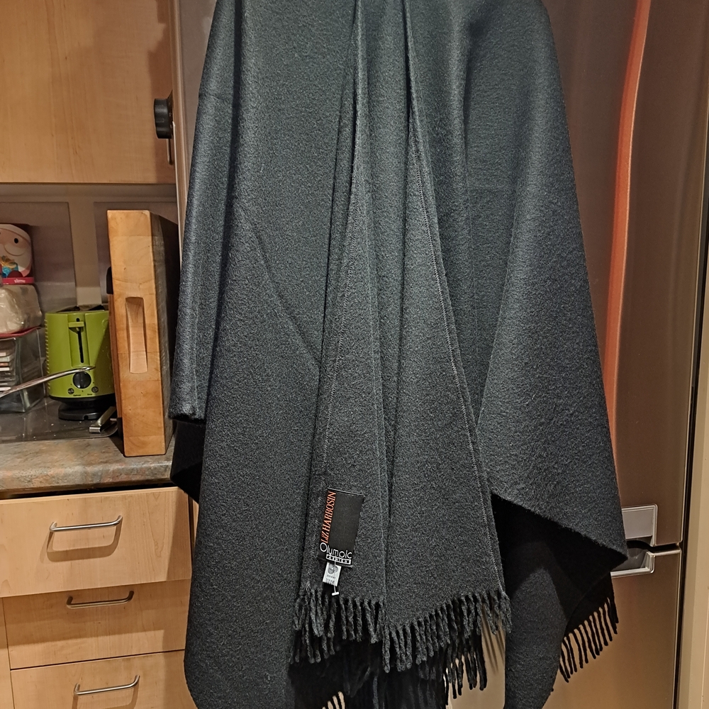 Chic Black Wool Shawl